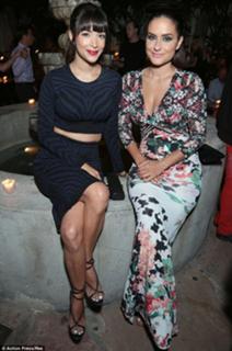 Hannah Simone feet photo thumbnail