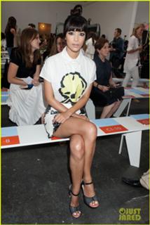Hannah Simone feet photo thumbnail