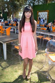 Hannah Simone feet photo thumbnail
