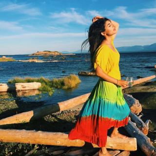 Hannah Simone feet photo thumbnail