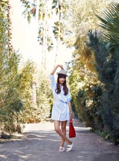 Hannah Simone feet photo thumbnail