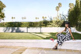Hannah Simone feet photo thumbnail