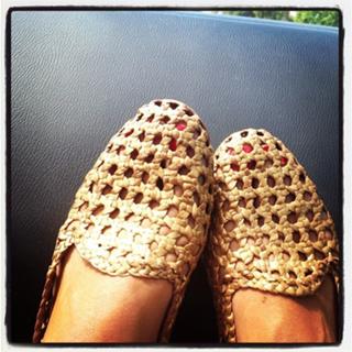 Hannah Simone feet photo thumbnail
