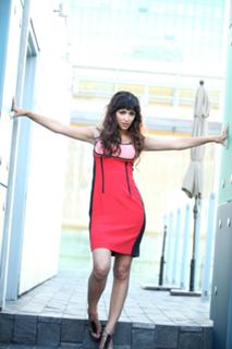 Hannah Simone feet photo thumbnail