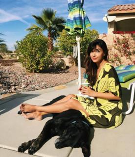 Hannah Simone feet photo thumbnail