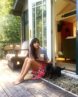 Hannah Simone feet photo thumbnail