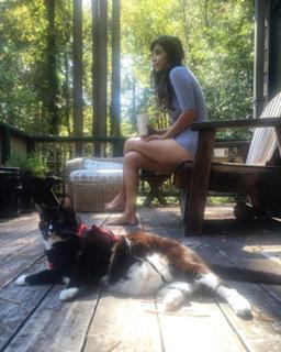 Hannah Simone feet photo thumbnail