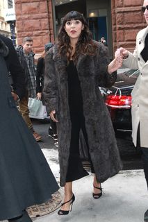 Hannah Simone feet photo thumbnail