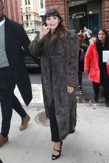 Hannah Simone feet photo thumbnail