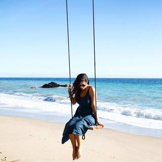 Hannah Simone feet photo thumbnail