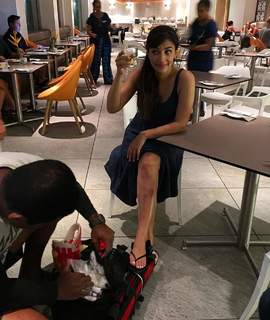 Hannah Simone feet photo thumbnail