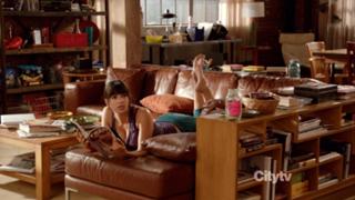 Hannah Simone feet photo thumbnail