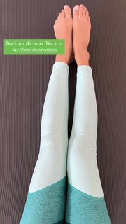 Hannah Simone feet photo thumbnail