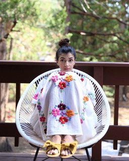 Hannah Simone feet photo thumbnail