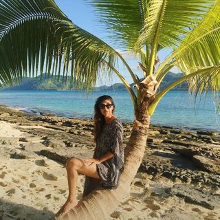 Hannah Simone feet photo thumbnail