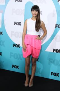 Hannah Simone feet photo thumbnail