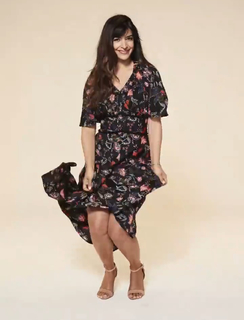 Hannah Simone feet photo thumbnail