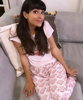 Hannah Simone feet photo thumbnail