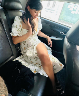 Hannah Simone feet photo thumbnail