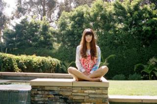 Hannah Simone feet photo thumbnail