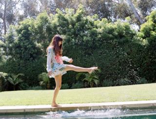 Hannah Simone feet photo thumbnail