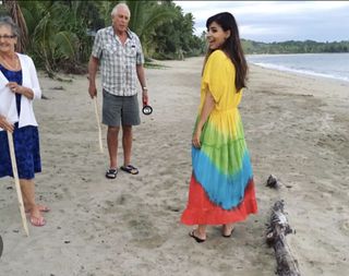 Hannah Simone feet photo 3