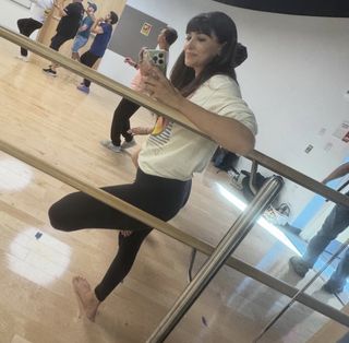 Hannah Simone feet photo 1