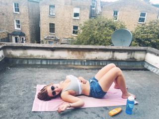 Hannah Witton feet photo 3