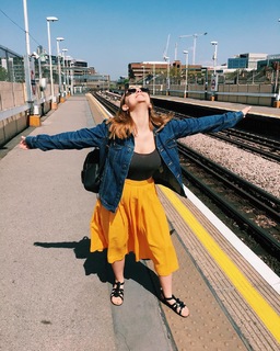 Hannah Witton feet photo 10