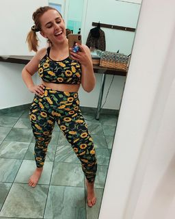 Hannah Witton feet photo 12