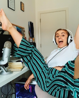Hannah Witton feet photo 5