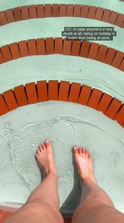 Hannah Witton feet photo 11