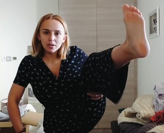 Hannah Witton feet photo 5