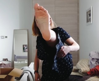 Hannah Witton feet photo 4