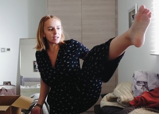 Hannah Witton feet photo 3