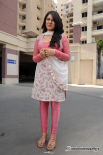 Hansika Motwani feet photo thumbnail