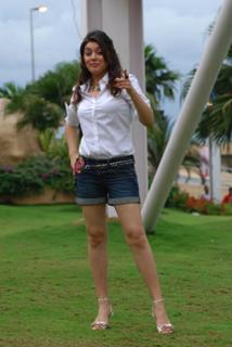 Hansika Motwani feet photo thumbnail