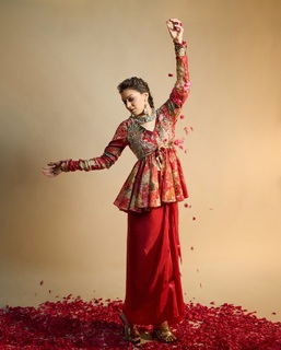 Hansika Motwani feet photo thumbnail