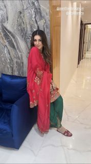 Hansika Motwani feet photo thumbnail