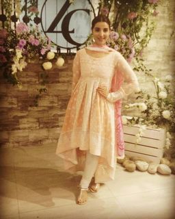 Hareem Farooq feet photo 16