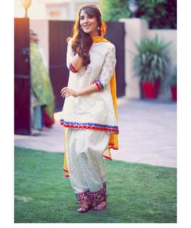 Hareem Farooq feet photo 6