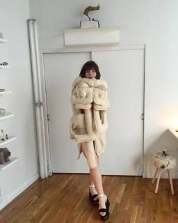 Hari Nef feet photo 15