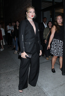 Hari Nef feet photo 14