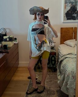Hari Nef feet photo 3