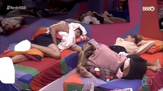 Hariany Almeida feet photo thumbnail