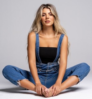 Hariany Almeida feet photo thumbnail