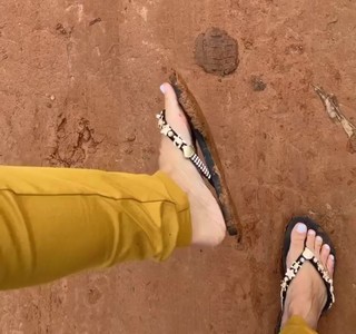Hariany Almeida feet photo thumbnail