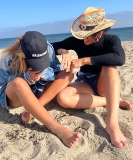 Hariany Almeida feet photo thumbnail
