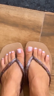 Hariany Almeida feet photo thumbnail