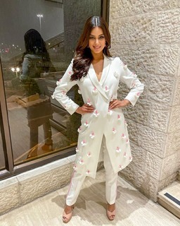 Harnaaz Sandhu feet photo 2